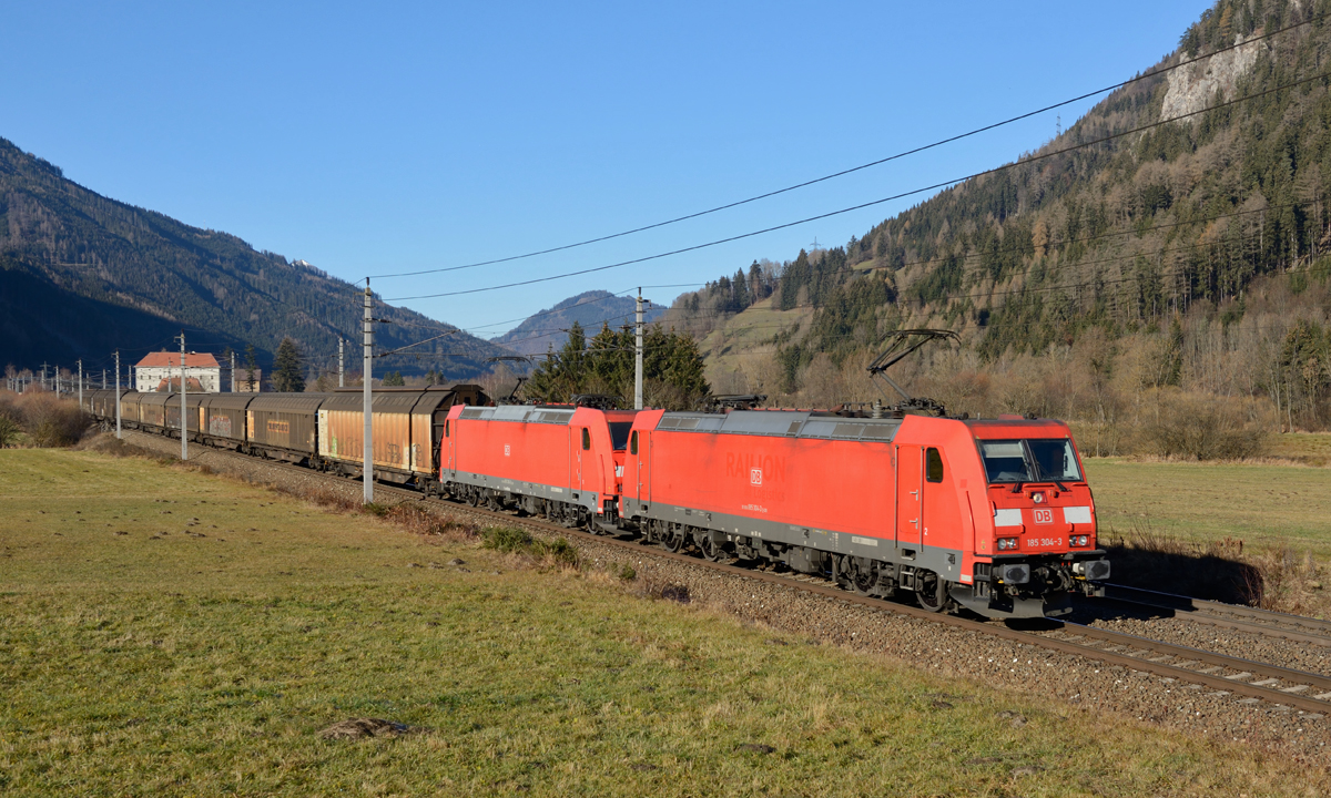 Die zunehmende Verwahrlosung vieler altbewährter Fotostellen nimmt leider rasant zu, dabei nimmt eine regelmäßig Pflege wenig Zeit in Anspruch.

Nur mit Hilfe  schweren Gerätes  und der Dauer eines ganzen Vormittags konnte der Papierzug 48935 mit 185 304 und 185 368 am 06. Dezember 2015  wieder im ursprünglichen Mastabstand in Mautern abgelichtet werden. 