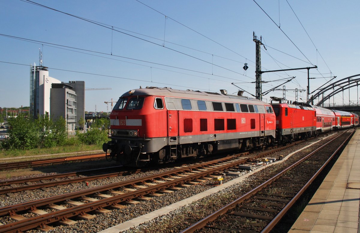 Die zur Zeit einzige 218er-Leistung ab Kiel ist der nachmittägliche RE83 (RE21629) von Kiel Hauptbahnhof nach Lübeck Hauptbahnhof. Dieser Verstärkerzug verkehrt Mo-Do 16:44 Uhr ab Kiel Hbf und erreicht Lübeck um 17:52 Uhr, in der Gegenrichtung wird Lübeck Di-Fr um 6:06 Uhr verlassen und Kiel um 7:15 Uhr erreicht. Am 11. Mai 2016 ist 218 330-9 Zuglok für diese Leistung. An diesem Tag war auch 112 157 im Zugverband eingereiht, sie wurde abgebügelt bis Lübeck mitgeführt.