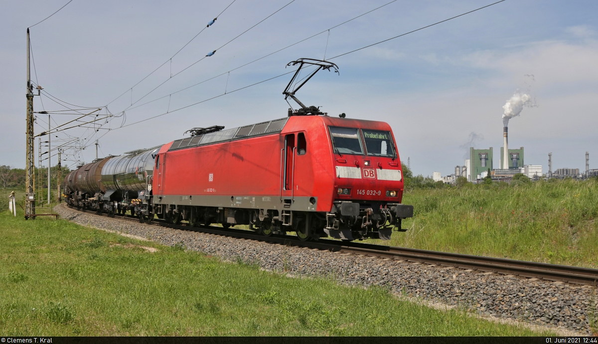 Die zuvor bereits in Merseburg Hbf aufgenommene 145 032-9 - noch immer auf  Probefahrt  - hat nun ihre Güterwagen abgeholt und lässt das Kraftwerk Schkopau in Merseburg Elisabethhöhe hinter sich.

🧰 DB Cargo
🚩 Bahnstrecke Merseburg–Halle-Nietleben (KBS 588)
🕓 1.6.2021 | 12:44 Uhr