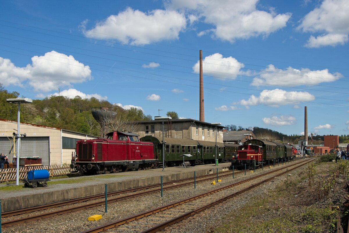 Die zwei Pendelzüge zwischen Dahlhausen bzw. Essen Hbf und dem Eisenbahnmuseum zu den Museumstagen mit 332 306-0, 260 770-3, 212 007-9 und 212 039-2 (30.04.2023)