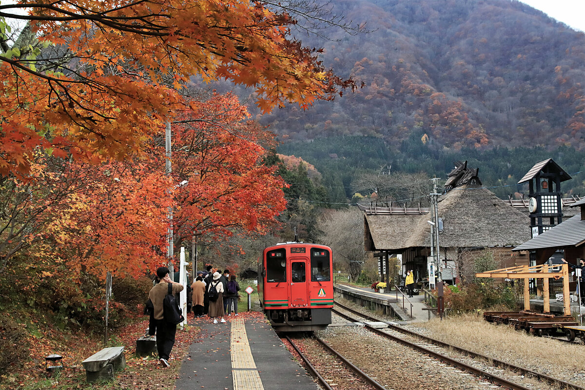 Die zwei Triebwagen AT 751 + 701 der Aizu Bahn in Yunokami Onsen, 13.November 2022 