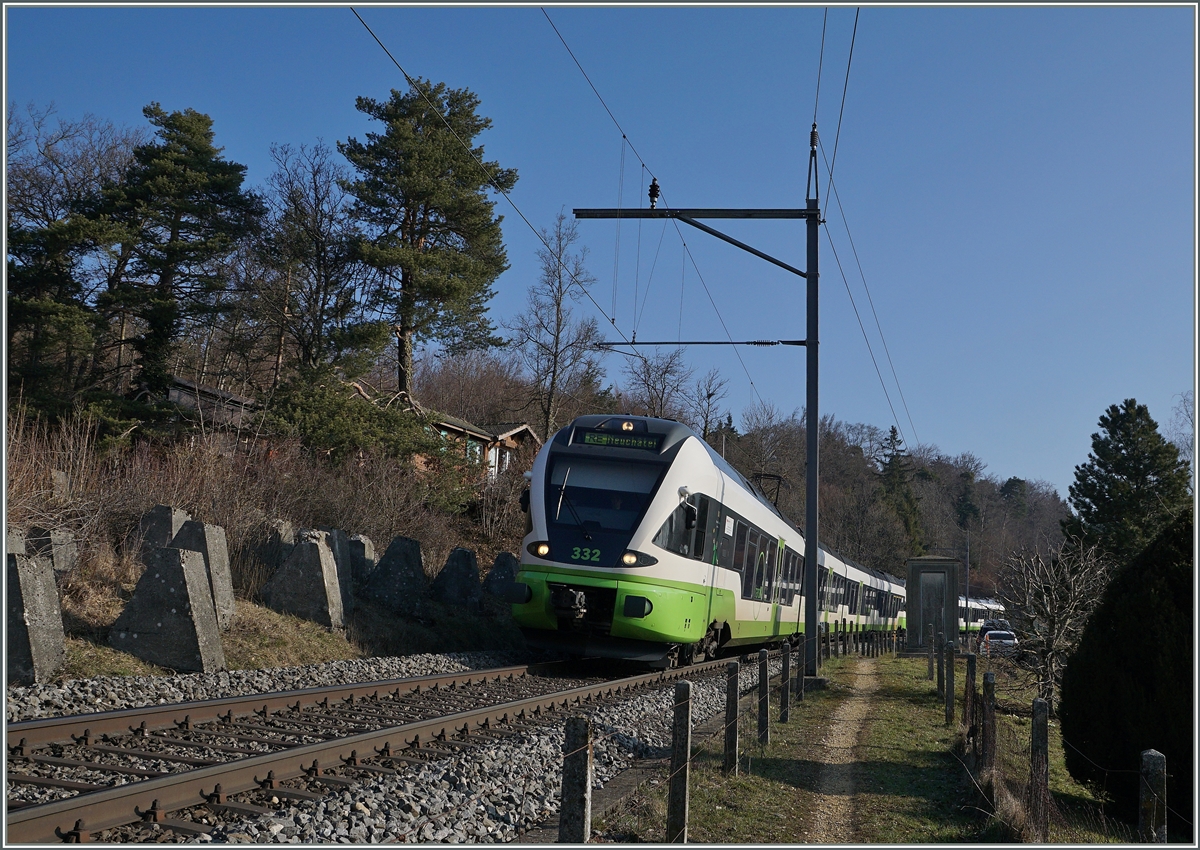 Die zwei trn / transN Flirts RABe 527 332 und 333, unterwegs als RE von Le Locle nach Neuchâtel erreichten in Kürze die Spitzkehre Chambrelien. 
18. März 2016