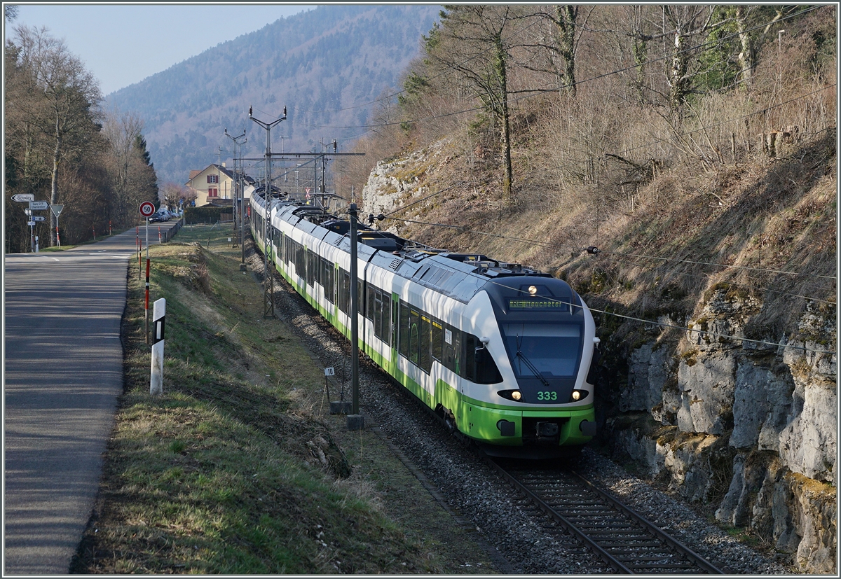 Die zwei trn / transN Flirts RABe 527 332 und 333, unterwegs als RE von Le Locle nach Neuchâtel haben den Spitzkehr-Bahnhof Chambrelien verlassen und fahren nur bergab Richtung Neuchâtel.
18. März 2016 