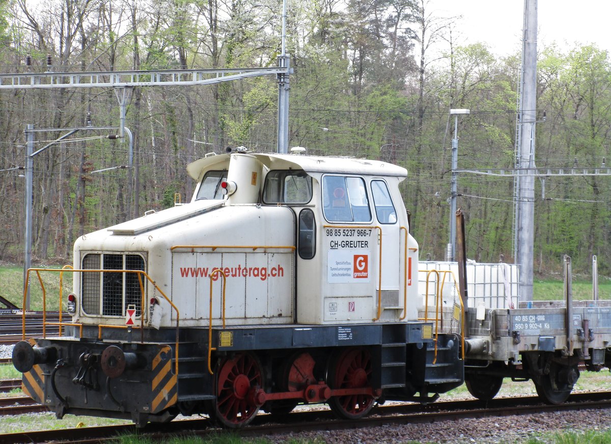 Die zweiachsige Henschel (Diesel-)Lok Greuter AG Tm 237 966-7 (Tm 2/2 Nr. 966 | CH-GREUTER 98 85 5237 966-7)steht im Bild auf einem Abstellgleis im kleinen Vorbahnhof von Bülach. Mittwoch, 5. April 2017