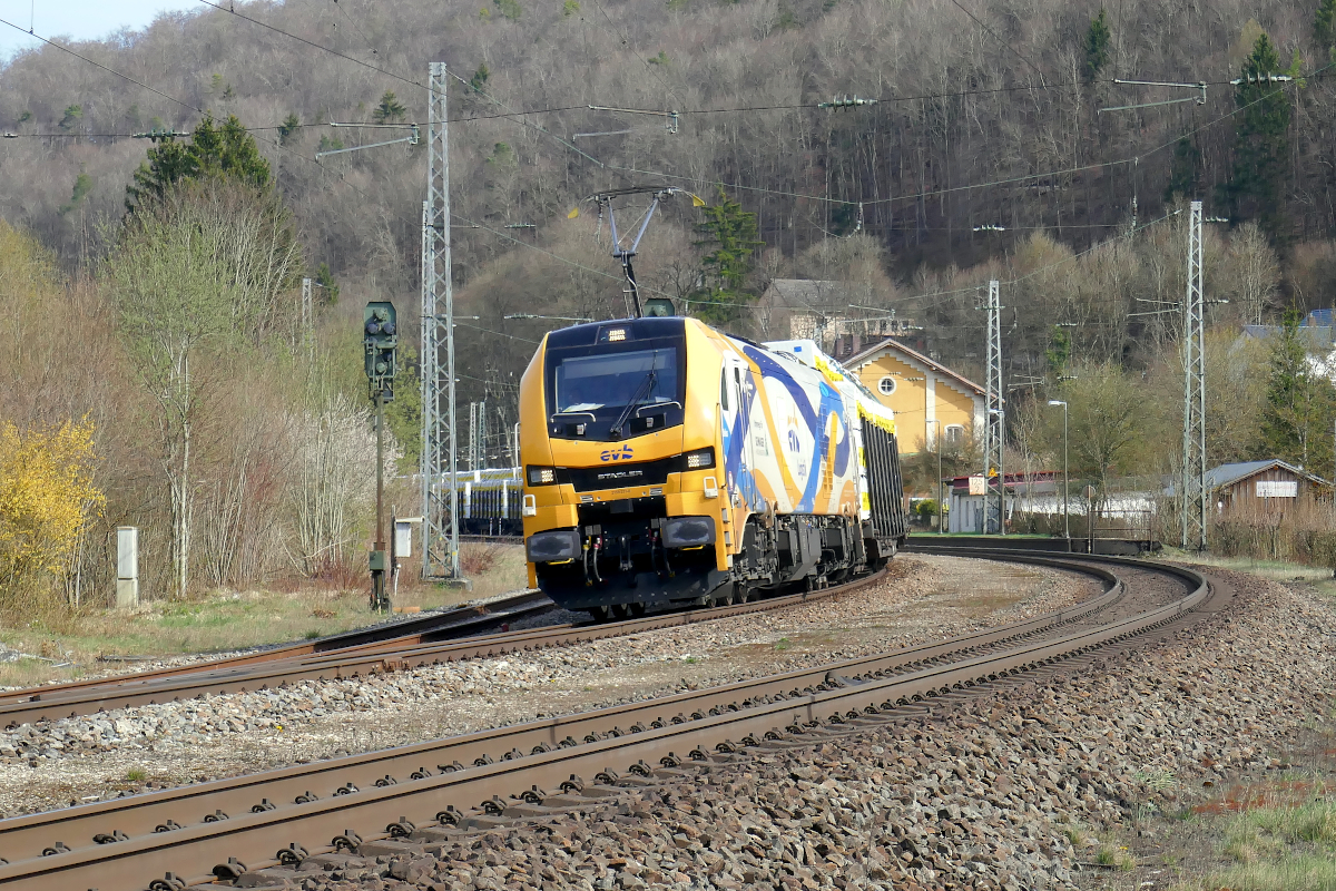 Die Zweikraftlokomotive 2159 231  Zelos  der evb durchfährt mit einem Holzzug aus Deggendorf den Bahnhof Solnhofen Richtung Treuchtlingen und weiter nach Norddeutschland. 
Dienstag, 12. April 2022, 15.56 Uhr