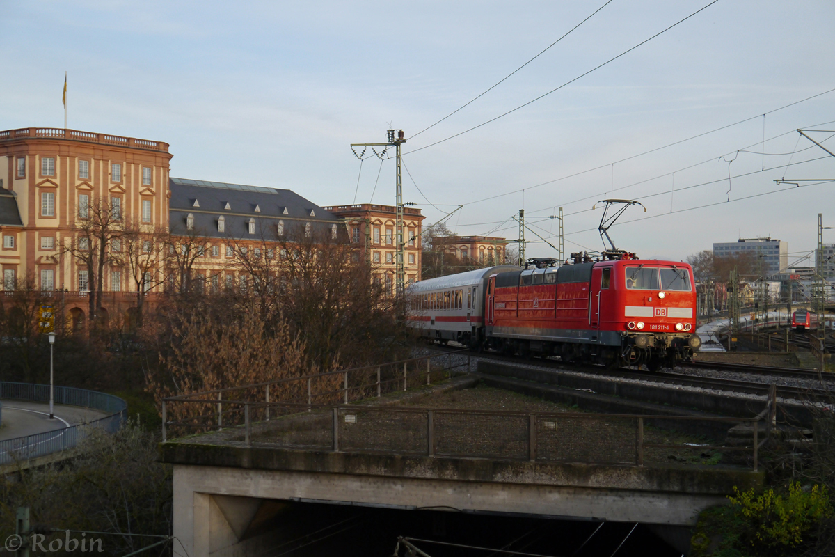 Die Zweisystemlok 181 211-4  LORRAINE  zog am 08.01.2014 einen Intercity am Mannheimer Schloss vorbei in Richtung Ludwigshafen am Rhein. 