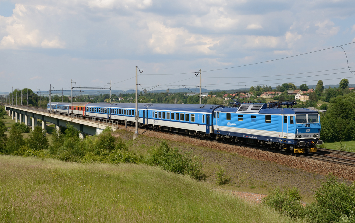 Die Zweisystemlokomotive 371 001  Lucka  war am 27.05.2018 dem Rx 891  Slovácký expres  (Praha-Smíchov-Luhačovice) vorgespannt, und wurde von mir bei Česká Třebová fotografiert.
