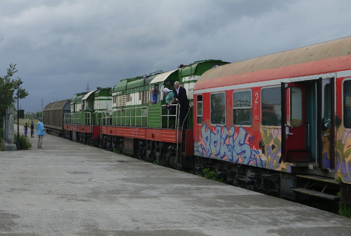 Die zweite Lok (1049) wird den abgestellten ungarischen Gterwagen ber die Grenze nach Montenegro befrdern, die vordere (1032)wird umsetzen und den Personenzug zurck nach Durres bringen.