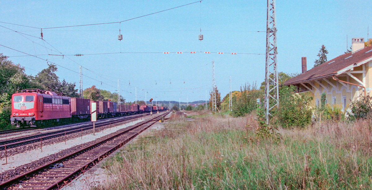 Die zweite Lok der Baureihe 151 fuhr am 21.9.93 durch den ehemaligen Bahnhof Fünfstetten. Gleis 1 war schon stillgelegt, die Weiche zur Nebenbahn nach Monheim lag aber noch da.