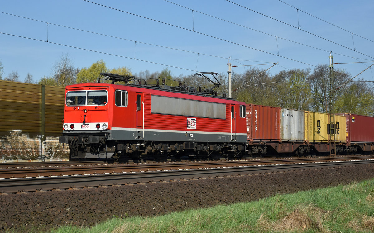 Die zweite MEG 703 155 184-5 des Tages, schön sauber und bei bestem Licht. Kommend aus Hamburg mit Container und unterwegs nach Lüneburg. Höhe Bardowick, 20.04.2018.