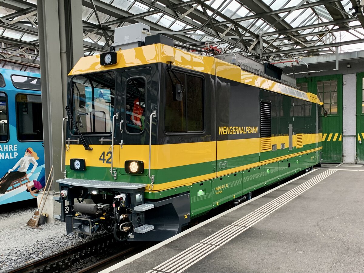 Die zweite neu abgelieferte He(m) 4/4 42 der WAB am 8.4.22 im Bahnhof Lauterbrunnen.