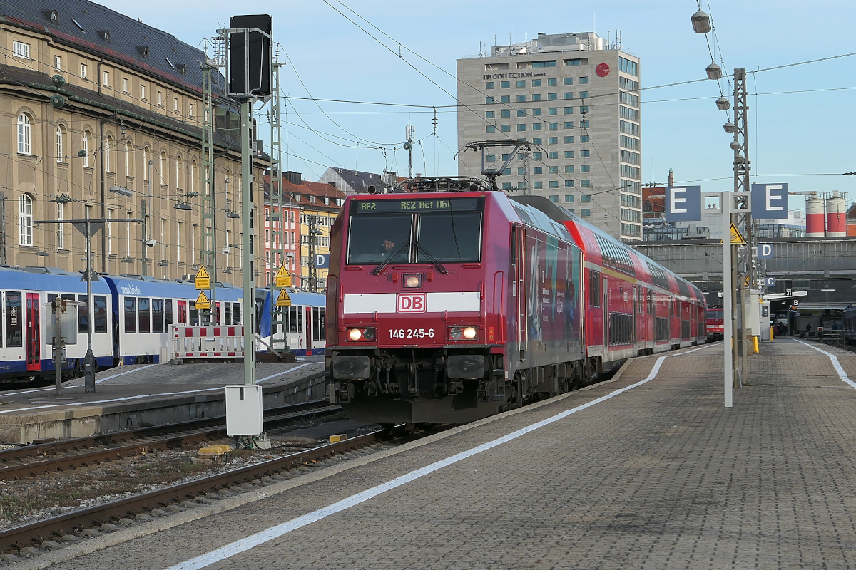 Die zweite neu gestaltete Lok war die 146 245 der DB Regio, beklebt mit einem sehr angenehmen Rot-Ton. Sie wirbt für Lokomotivführer bei der DB. Hier verläßt sie Münchne HBF, Gleis 32, mit einem RE2 München - Regensburg - Hof.
München Hbf, 30. Januar 2024, 15.44 Uhr
