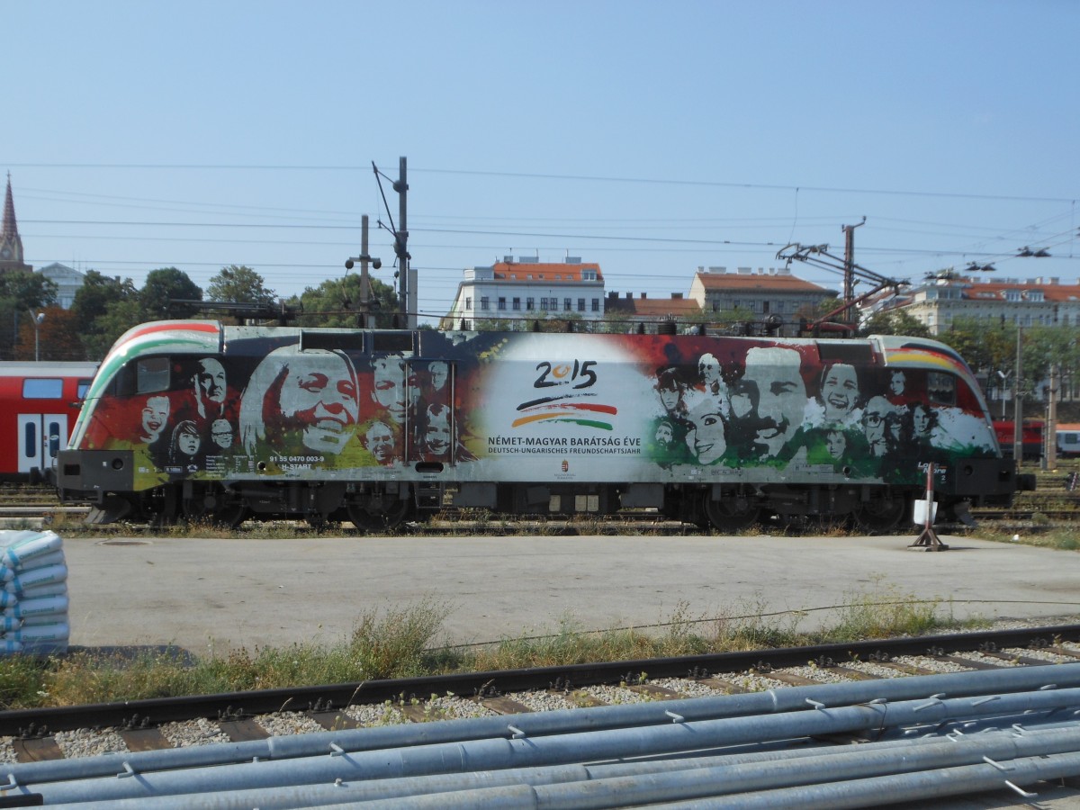 Die zweite neue Sonderlok der Ungarischen Staatsbahnen, welche dem deutsch-ungarischen Freundschaftsjahr 2015 gewidmet ist, wartete am Nachmittag des 8.8.2015 in der Traktion Wien West auf ihren nächsten Einsatz, der sie nach Debrecen führen sollte.