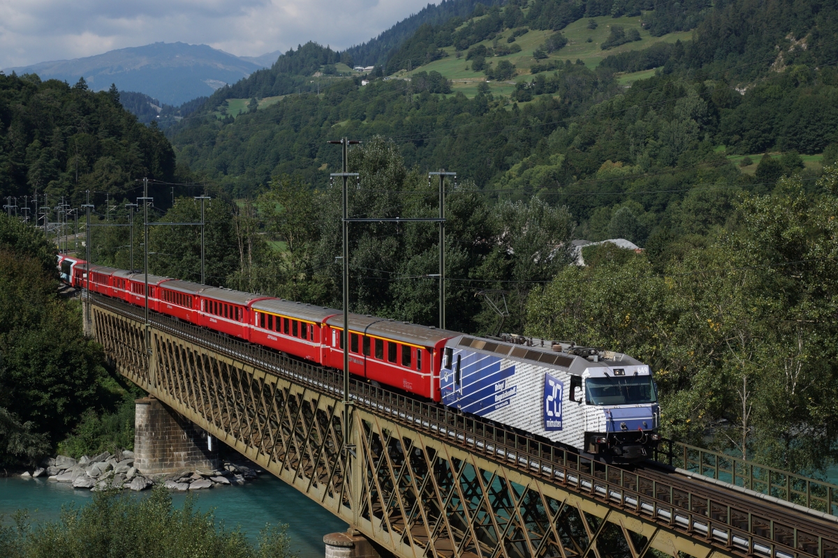 Die zweite  neue  Werbelok des Tages erschien in Form der Ge 4/4 III 649, welch nun das Kleid der Pendlerzeitung  20 Minuten  trgt (Reichenau-Tamins, 31.08.2013).