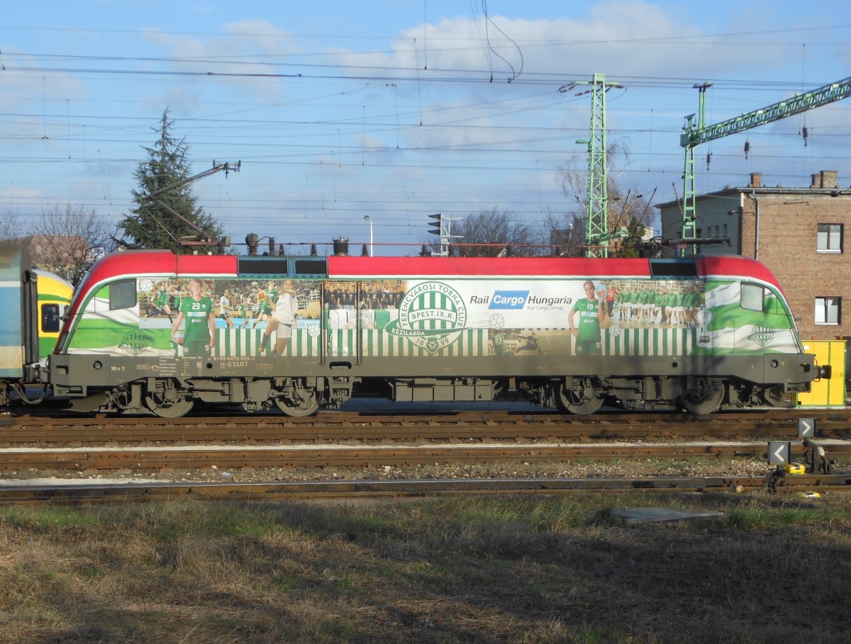 Die zweite Taurus-Sonderlok der ungarischen Staatsbahnen: nach den Fußballern ( Aranycsapat  - Goldene Mannschaft) sind diesmal die Handballer dran. Aufnahme vom 9.12.2014 in Sopron kurz nach der Ankunft aus Budapest.
