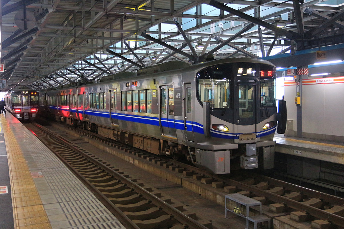 Die zweiteiligen Zweistrom-Regionaltriebwagen am Japanischen Meer: Diese Züge wurden für die mit Wechselstrom (20 kV/60 Hz) elektrifizierte Küstenstrecke Tsuruga - Kanazawa - Naoetsu gebaut, an beiden Enden erfolgte ein Uebergang auf Gleichstromstrecken. 54 Züge wurden 2006-2015 gebaut; nach Inbetriebnahme der Hochgeschwindigkeitslinie  Hokuriku Shinkansen  von Tokyo aus ging die alte Strecke Kanazawa-Naoetsu in regionale bzw. private Hand über, und 22 dieser Triebwagen sind heute Privatbahntriebwagen (ein neuer Zug kam dort 2018 dazu). Der Fortsetzungsbau des Hokuriku Shinkansen westwärts von Kanazawa bis Tsuruga schreitet voran,so dass dann die gesamte alte Hauptlinie im sogenannten Hokuriku Gebiet (Tsuruga - Kanazawa - Naoetsu) von den JR abgestossen wird. Im Bild steht Zug 521-52 im Bahnhof Fukui. 5.November 2018     