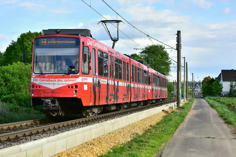 Die zweiterstellten Bonner B-Wagen 7463 und 7459 auf dem Weg nach Köln in Merten am 26.04.2018.