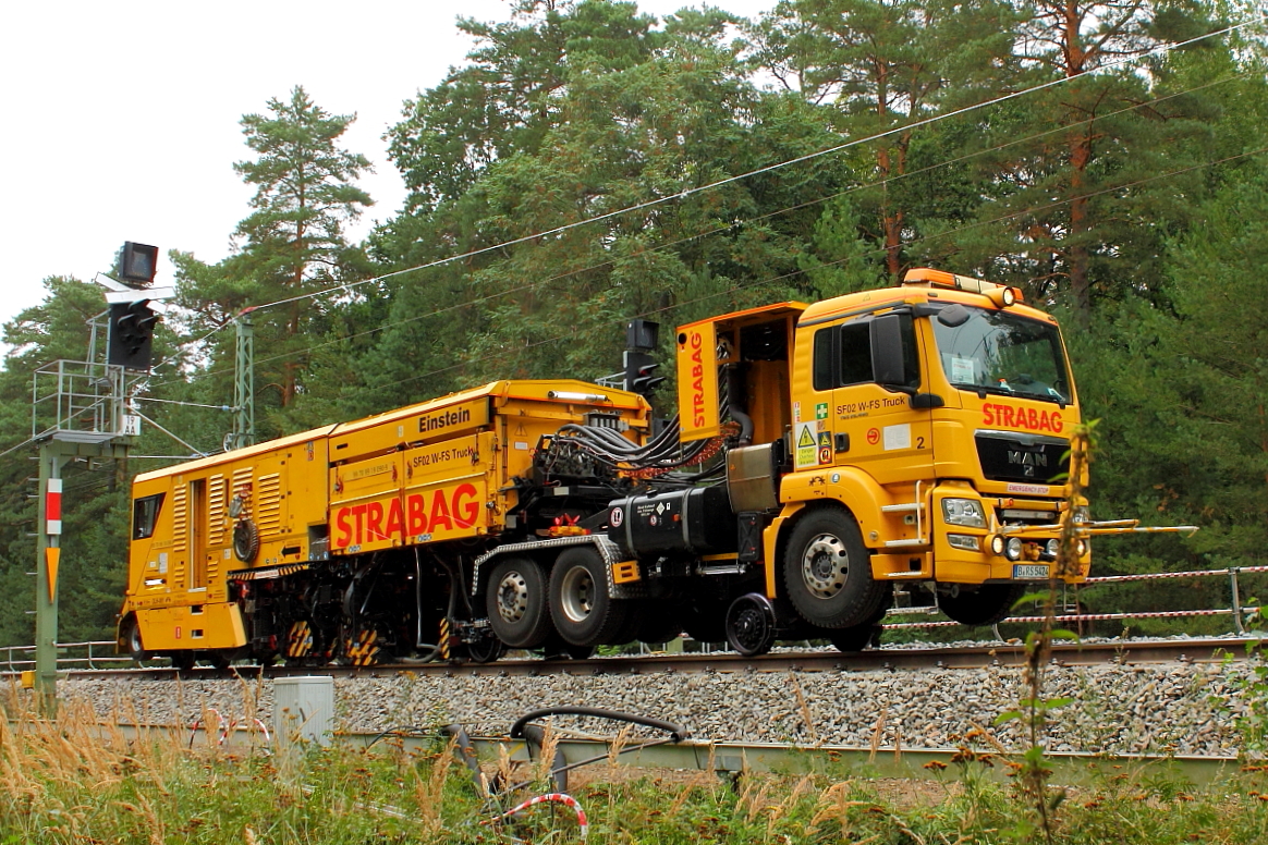 Die Zweiwege-Schienenfräsmaschine SF 02 W-FS der Fa. Strabag (99 70 99 19 090-9) am 30.08.2017 in Einsatz zwischen Nassenheide und Fichtengrund.