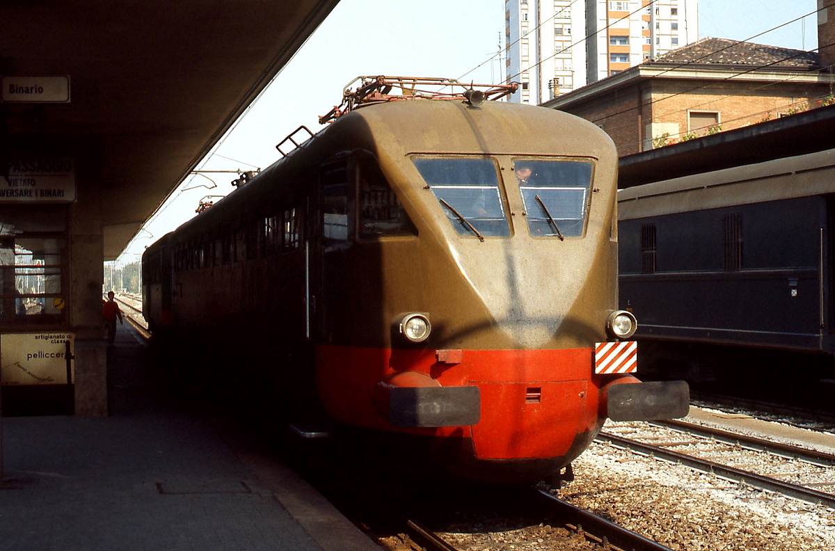 Die zwischen 1938 und 1940 in Dienst gestellten Triebwagen der Reihe ALe 880 besaßen eine markante Front. Im September 1986 wurden einige Exemplare noch im Nahverkehr rund um Bologna eingesetzt, hier im Bahnhof Ferrara.