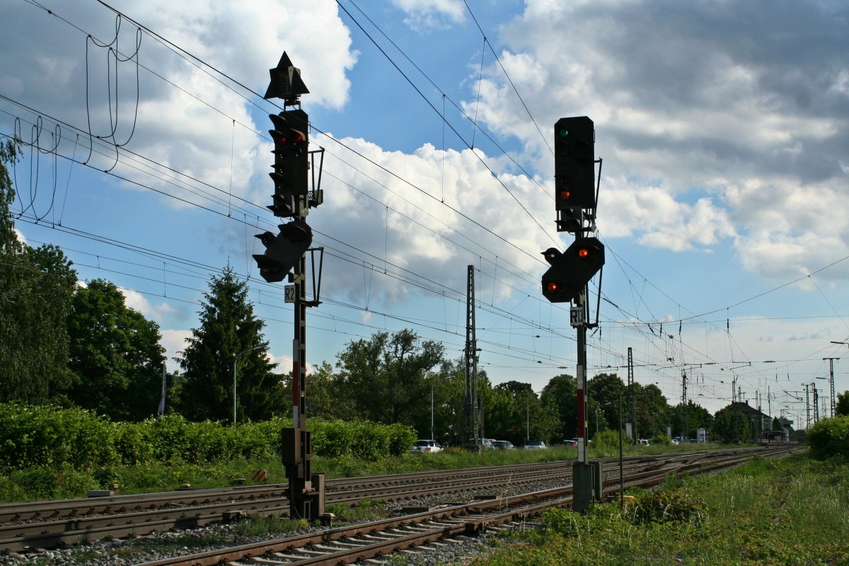 Die Zwischensignale R2 und R13 des Bahnhofs M�llheim (Baden), aufgenommen am 14.05.14. Das R13 zeigt Hp2 + Vr0 f�r die Einfahrt einer RB nach Neuenburg auf Gleis 5.