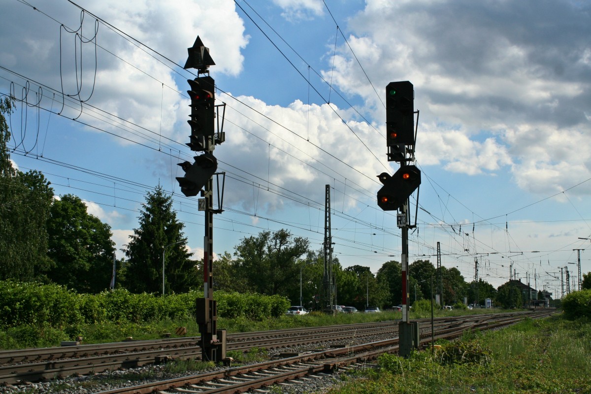 Die Zwischensignale R2 und R13 des Bahnhofs Mllheim (Baden), aufgenommen am 14.05.14. Das R13 zeigt Hp2 + Vr0 fr die Einfahrt einer RB nach Neuenburg auf Gleis 5.