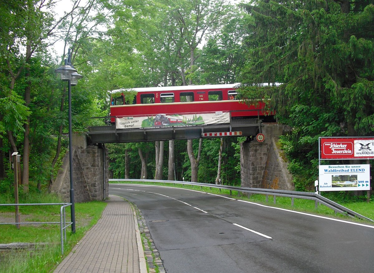 Die zwischenzeitlichen Motive verkneife ich mir, das hatten wir schon. 
Dank der Personale und des OBL,Herrn Bauer, und der Disziplin der Gäste hatten wir noch zeitliche Reserven auf der Rückfahrt, die auch sofort genutzt wurden. 
Allerdings kristalisierte sich nun ein  harter Kern  heraus, etwa bisher 15 Fotostops, da muss man schon hart sein!Es bot sich,garniert mit dem obligatorischen Regenschauer, die Brücke vor Elend über die B 27 an,Blickrichtung in den Ort Elend.
24.06.2012