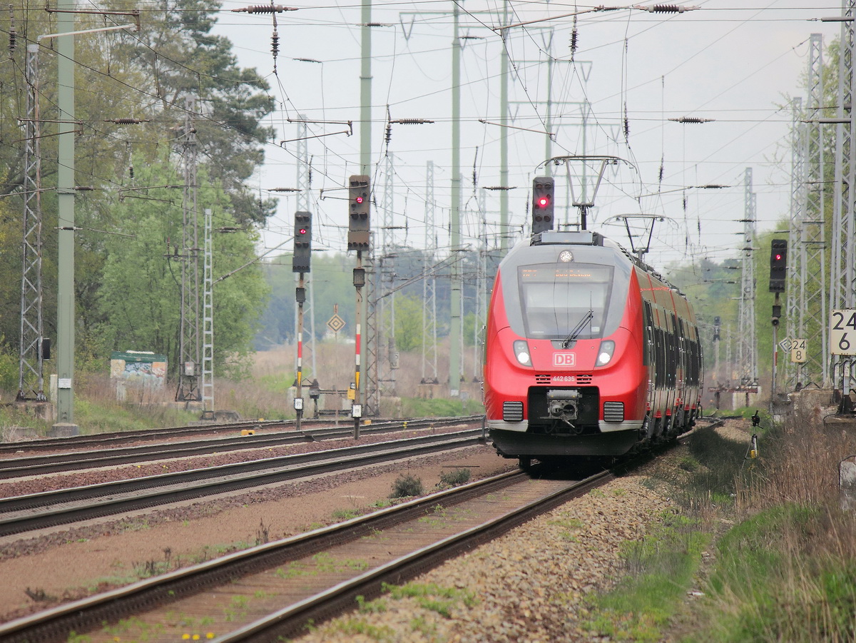 Diedersdorf am 21. April  2014, 442 635 fährt aus Berlin Schönefeld kommend auf das ganz rechte Ausweichgleis ein.