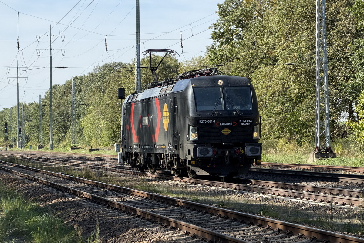 Diedersdorf am 29. September 2026 hier 5370 061-1 (NVR-Nummer 91 51 5370 061-1 PL-ID
). Es handelt es sich um eine Mehrsystem-Elektrolokomotive vom Typ Siemens Vectron MS. Eigent�mer ist die polnische Leasinggesellschaft Cargounit.

