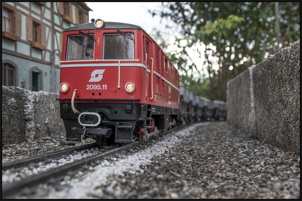 Die Gartenbahn   hatte an diesem eher trüben 15.August 2020 einiges zu tun . 

2095.11 zieht Ihren Schotterzug gemächlich dahin . 

