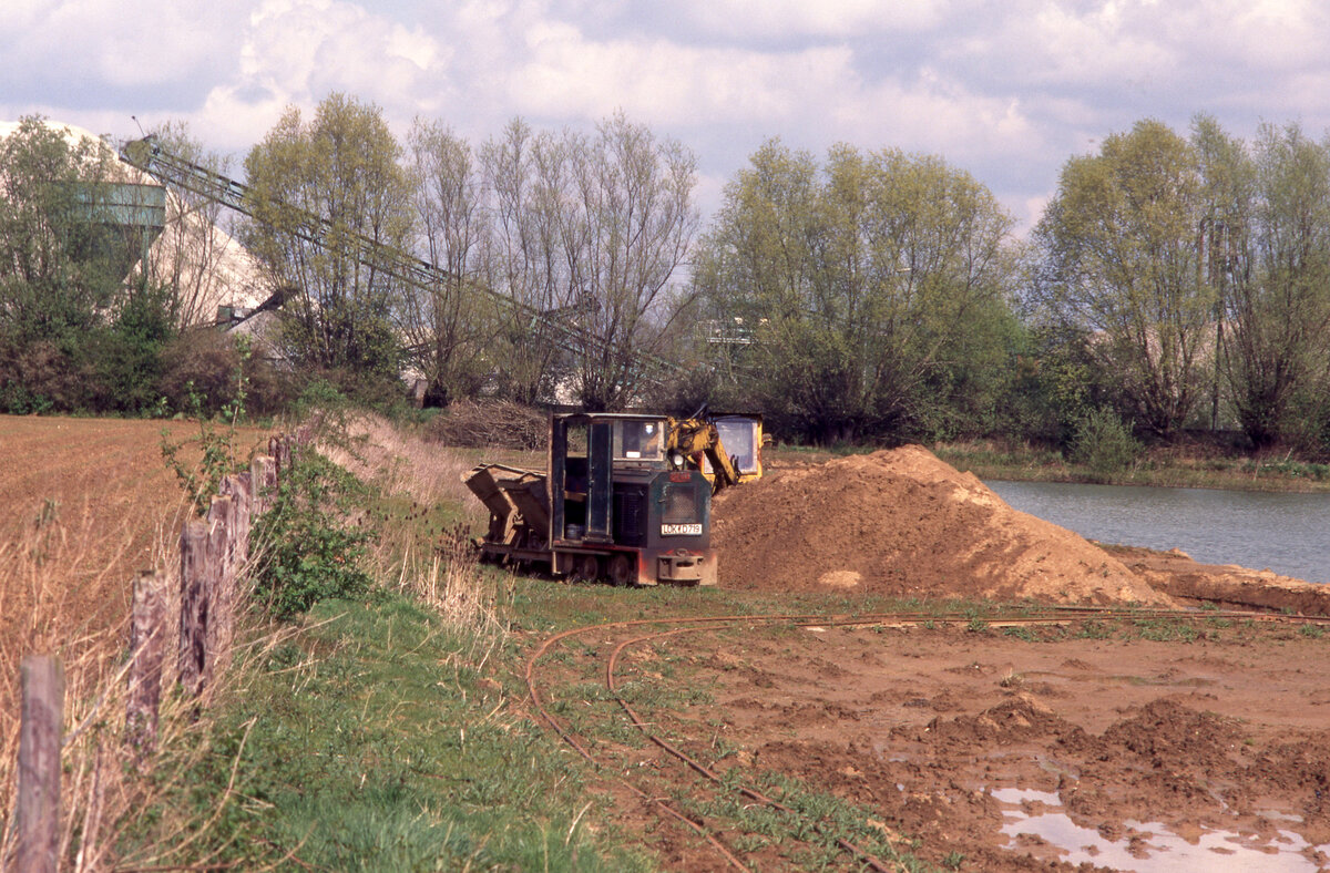 Diema (2487) steht mit Lorenzug zur beladung bereit bei Ziegelei Meyer in Vrasselt, 15.04.1999. Bild 7839. 