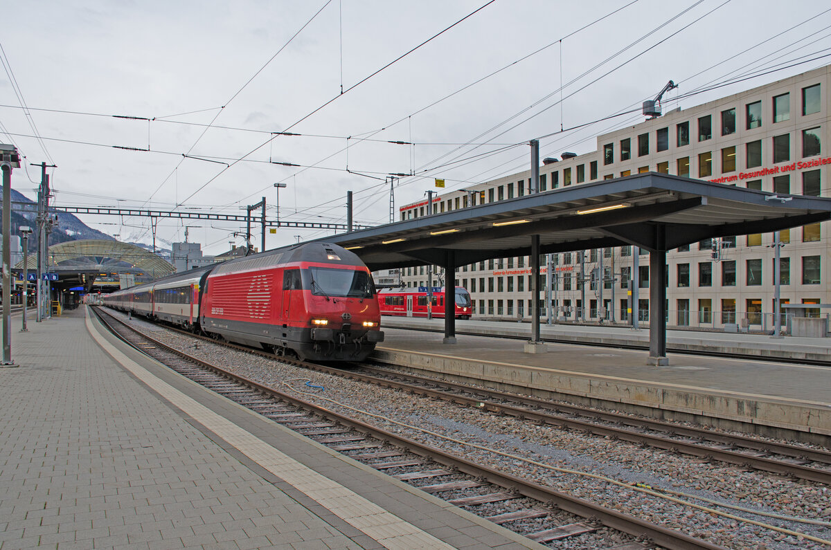 Dienstag (Berchtoldstag) den 02.01.2024 um 08:28 Uhr in Chur. Ein ganz Normaler Zug an einem ganz Normalen Tag bei ganz Normalem Schlechtwetter. Im Bahnhof Chur auf Gleis 9 steht der IC (InterCity) 3 mit der Zugnummer 916 welcher von Chur (ab 08:38 Uhr) mit Halt in Landquart und Sargans nach Zürich HB (an 09:53 Uhr) verkehrt. Der Zug besteht aus folgendem Rollmaterial (Spitze Lokomotive – Schluss Steuerwagen):

Lokomotive Re 460 mit UIC-Nr. 91 85 4460 089-6 CH-SBB und dem Namen „Freiamt“,
1. Klasse Wagen A mit UIC-Nr. 50 85 1095 165-2 CH-SBB,
1. Klasse Wagen A mit UIC-Nr. 50 85 1095 039-9 CH-SBB,
Speisewagen WRm mit UIC-Nr. 61 85 8894 103-8 CH-SBB,
2. Klasse Wagen Bpm mit UIC-Nr. 61 85 2090 251-0 CH-SBB,
2. Klasse Wagen Bpm mit UIC-Nr. 61 85 2090 298-1 CH-SBB,
2. Klasse Wagen B mit UIC-Nr. 50 85 2195 022-2 CH-SBB,
2. Klasse Wagen B mit UIC-Nr. 50 85 2195 015-6 CH-SBB,
Steuerwagen 2. Klasse Bt mit UIC-Nr. 50 85 2894 932-6 CH-SBB.

Koordinaten GMS (Grad, Minuten, Sekunden): N 46° 51’ 16.3’’ O 9° 31’ 50.4’’