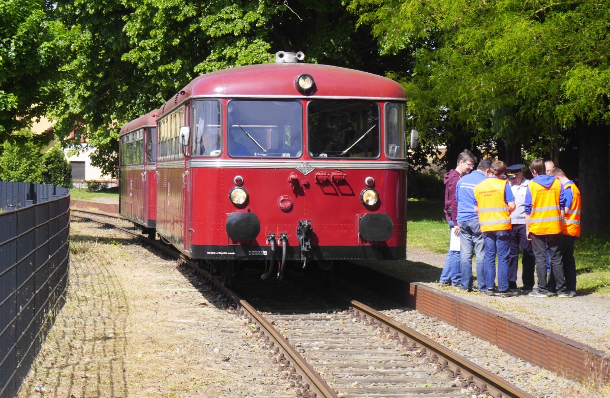 Dienstbesprechung vor Beginn des FERSt-Fahrtages am Pfingstsonntag: 796 901 und 998 680 in Rinteln Nord, 24.5.15.