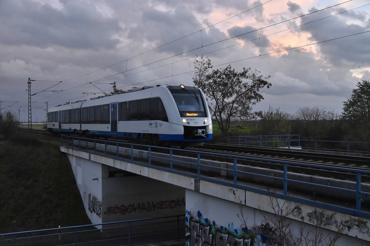 Dienstfahrt, auf der K33 Brücke ist der VT 241 bei Allerheiligen auf dem Weg nach Neuss. 30.11.2018