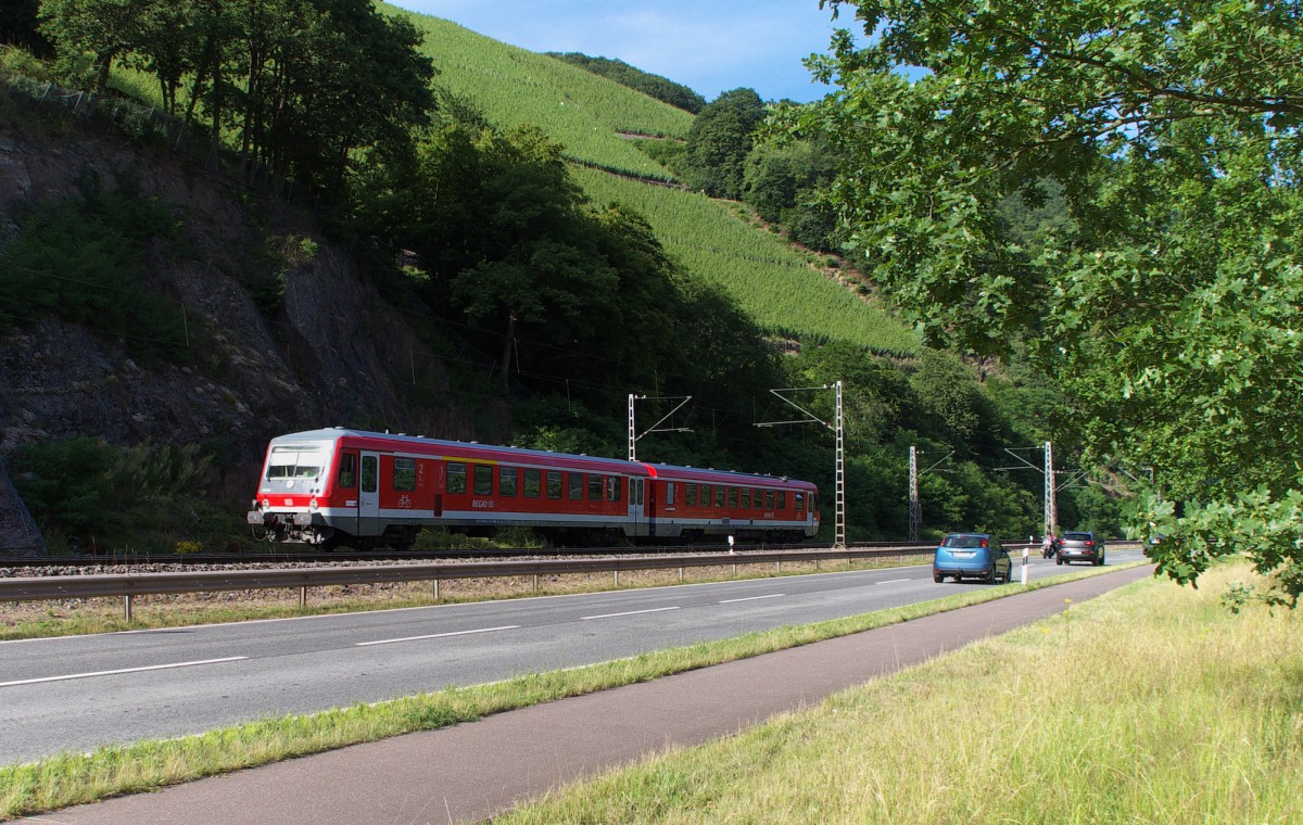 Dienstfahrt - Einen 628er sieht man selten im unteren Saartal. Vielleicht kommt der Triebwagen aus der Pfalz, beim Rheinland-Pfalz Tag in Ramstein-Miesenbach wurde ja jedes Fahrzeug gebraucht. 28.06.2015 Strecke 3230 Saarbrücken in Höhe der Schleuse Serrig