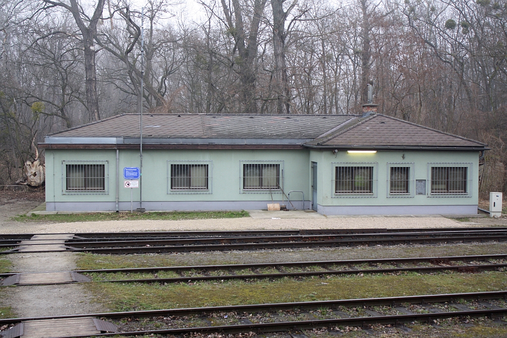 Dienstgebäude des Bf. Lobau Hafen am 30.März 2013.