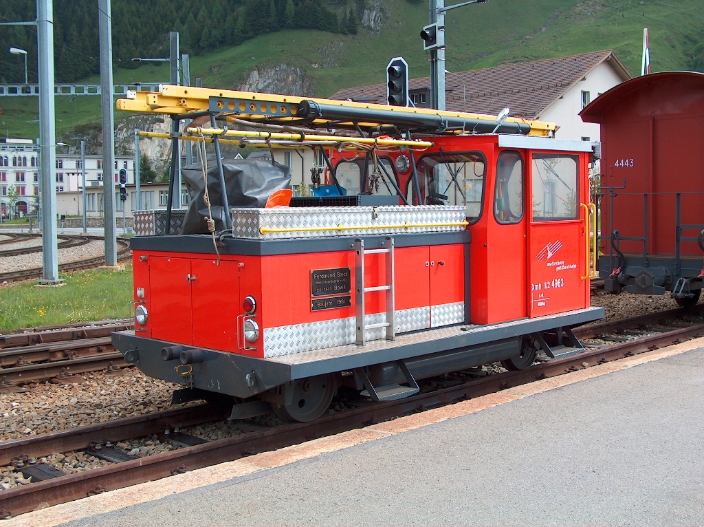 Dienstwagen Xmh 1/2 4963 abgestellt im Bf. Andermatt - 07-06-2005
