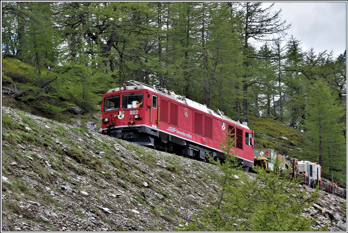 Dienstzug mit Gem 4/4 802 oberhalb von Alp Grüm. (09.06.2020)