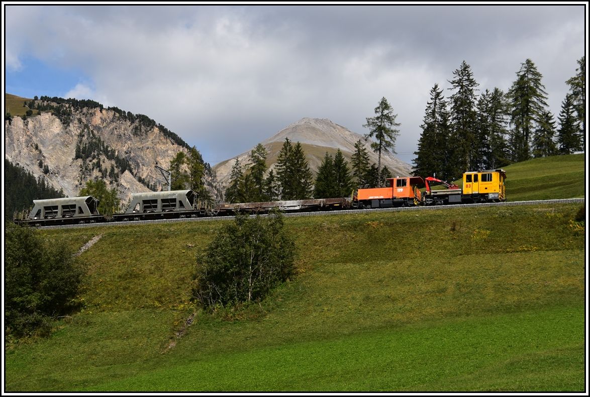 Dienstzug mit Tm 2/2 83 und 119 oberhalb Bergün. (30.09.2019)