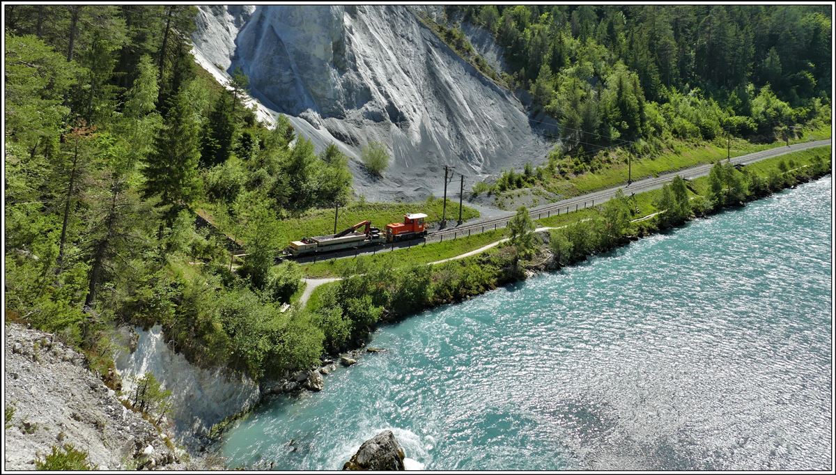 Dienstzug mit Tm 2/2 88 bei Versam-Safien. (27.05.2020)