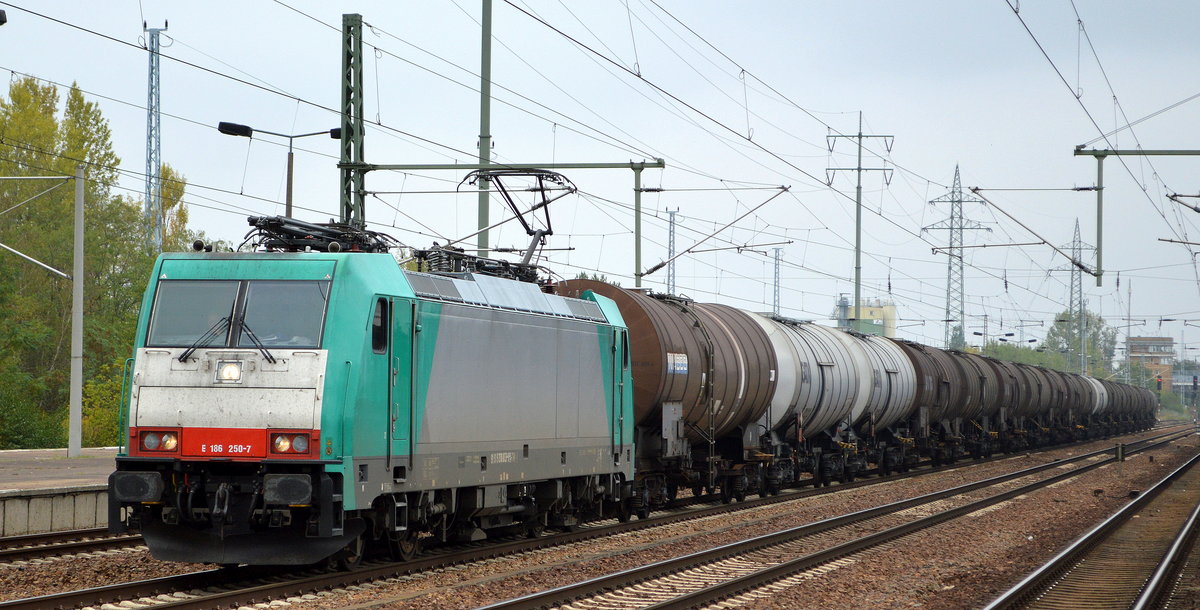 Diepolnische Fa. Transchem Sp. z o.o., Włocławek [PL] mit der Leasinglok  E 186 250-7  [NVR-Nummer: 91 51 5270 003-4 PL-TM] und Kesselwagenzug am 24.09.19 Durchfahrt bahnhof Flughafen Berlin Schönefeld.