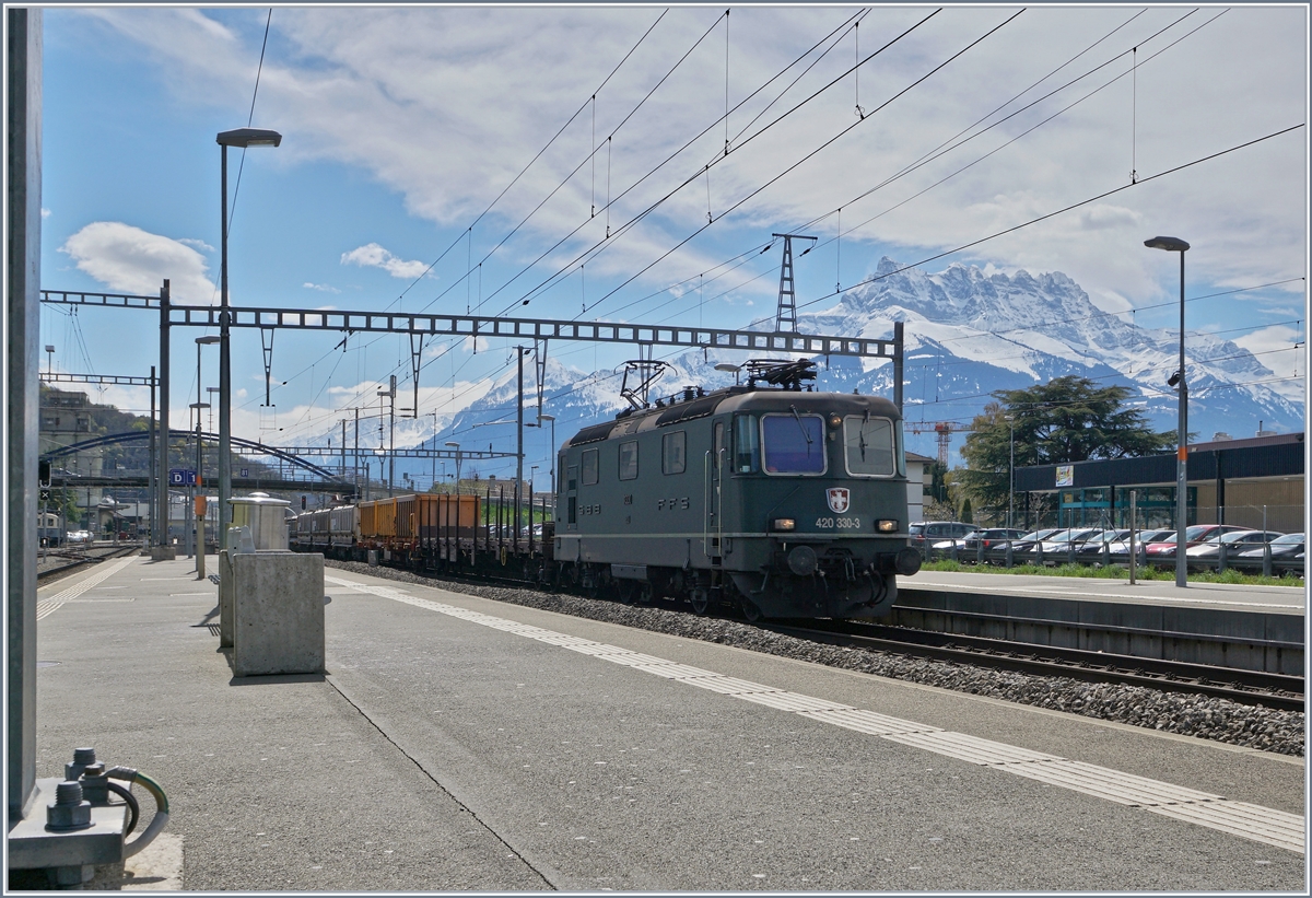 Dies dürfte vielen Bahnfotografen bekannt vorkommen: Wenn was  interessantes  kommt, steht man so ungeschickt dass man sich das Abdrücken ernsthaft überlegt. 
Weit vom Schatten entfernt und somit im direkten Gegenlicht, drückte ich trotzdem auf meiner schlecht eingestellten Kamera ab und kann nach einer umfassenden Bildbearbeitung hier die grüne SBB Cargo Re 420 330-3 in Aigle vor dem Hintergrund der Dents de Midi zeigen. 
12. April 2018