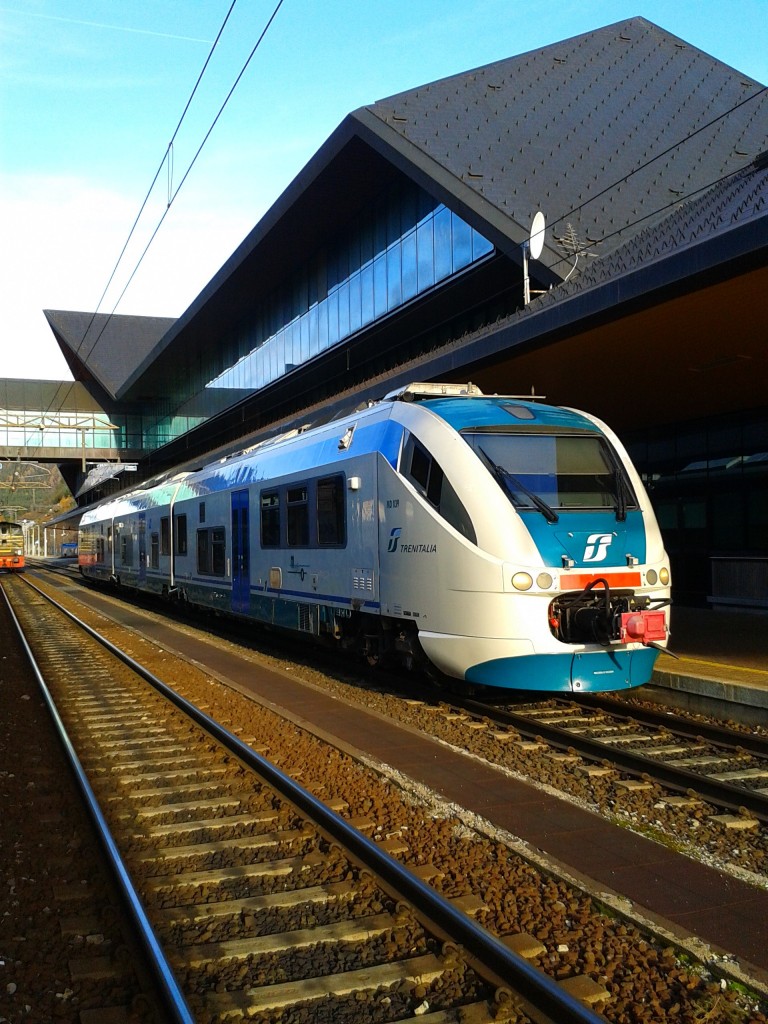 Dies ist ein gutes Beispiel, mit welchem Wagenmaterial man die für 180 km/h ausgelegte Pontebbana am besten bereibt. Obwohl die gesamte Strecke elektrifiziert ist, ist es oft die Regel, dass hier Dieseltriebwagen zum Einsatz kommen. 
Hier zu sehen ist Ale 501 039-3 als R 21009 (Tarvisio Boscoverde - Udine - Gorizia Centrale - Trieste Centrale) am 8.11.2015 im Bahnhof Tarvisio Boscoverde.