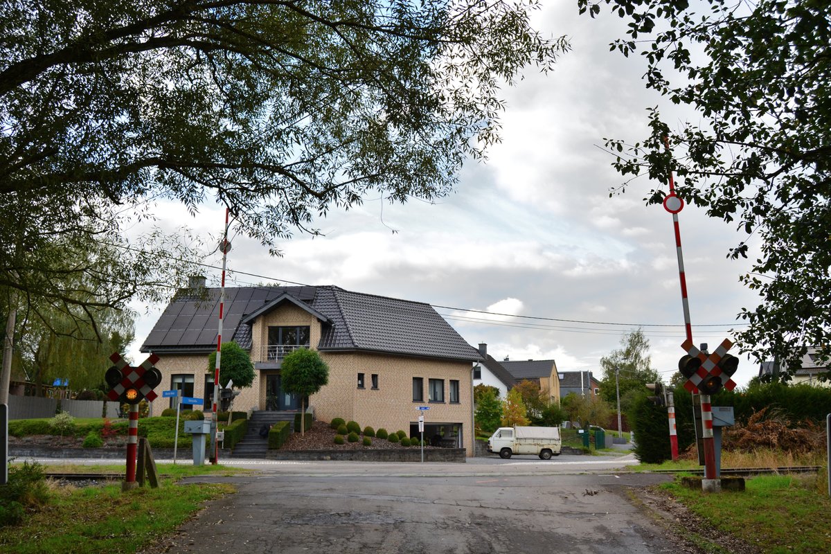 Dies ist der einzige Bahnübergang der etwas von sich gibt. Er blinkt gelb, vermutlich um vor dere direkt hinter dem Bahnübergang folgenden Kreuzung zu warnen.

Eupen 08.10.2016