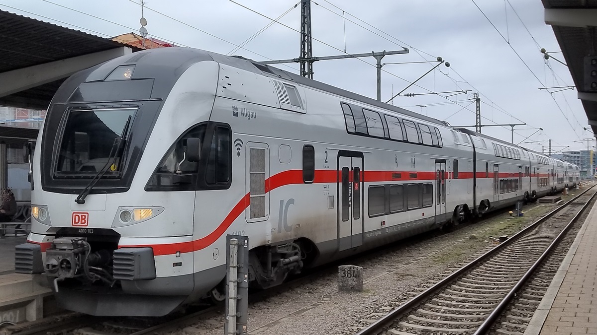 Dies IC Elektrotriebzug erreicht in Singen um 11.25 aus Stuttgart und verlässt um 11.32 Uhr nach Zürich in die Schweiz. Die erste Tranche umfasste die sechsteiligen Kiss-2-Einheiten der Baureihe 4010 aus dem Jahr 2021. Es ist bekannt, dass die sechsteiligen Triebzüge ab Dezember 2022 auf der Strecke Stuttgart in Deutschland bis Zürich in der Schweiz eingesetzt werden. Er wurde am 05.02.2023 aufgenommen.