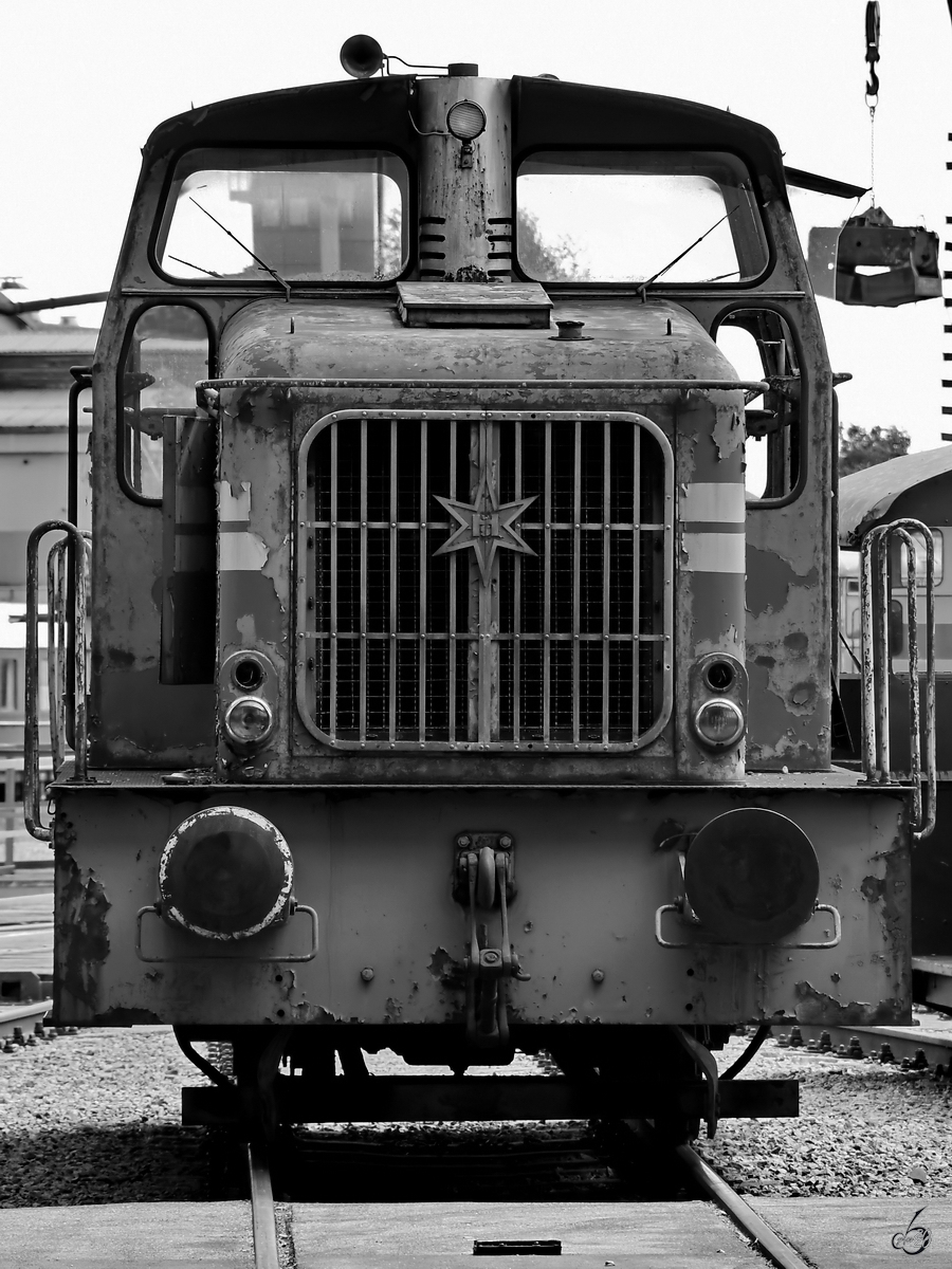 Dies ist eine im Jahre 1957 von Henschel an die Böhlerwerke gelieferte Diesellokomotive vom Typ DH240B. (Lokpark Ampflwang, August 2020)