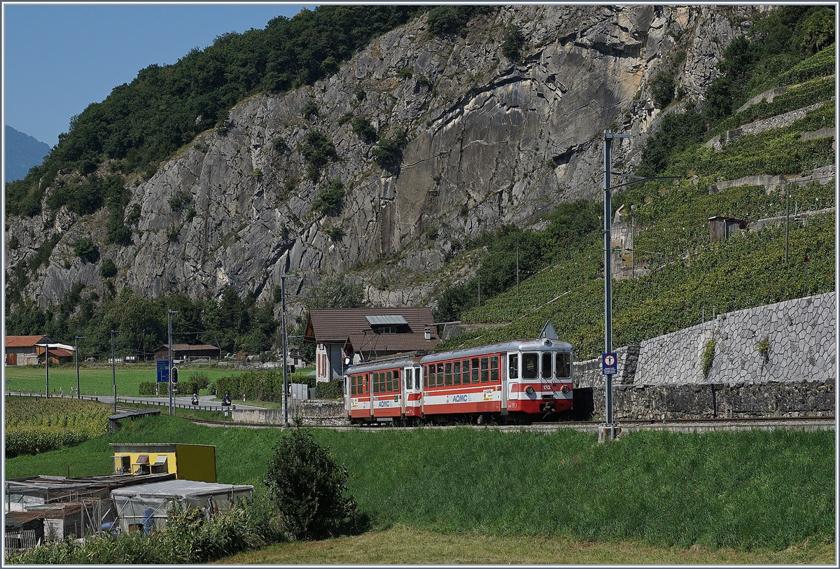 Dies ist kein Archiv-Bild, denn zu meiner grossen Überraschung pendelt der Be 4/4 101 mit seinem Bt munter zwischen Aigle und Monthey hin und her, und dies in auch in Umläufen von und nach Champéry.
Hier zeigt sich der ex Birsigtaler zwischen Ollon und Aigle, nahe bei der Haltstelle St-Triphon Village. 
26. August 2016
