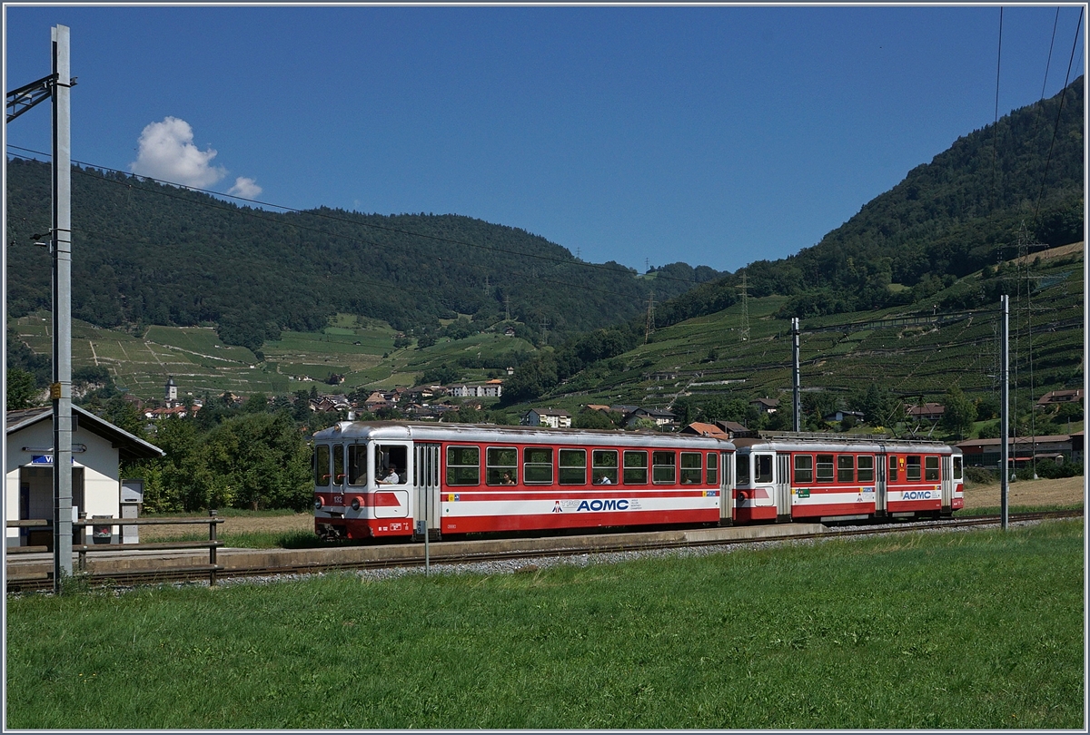 Dies ist kein Archiv-Bild, denn zu meiner grossen Überraschung pendelt der von vielen Bahnfreunden am 19. Juni verabschiedetet Be 4/4 101 mit seinem Bt 132 Ende August munter zwischen Aigle und Monthey hin und her, und dies auch in Umläufen von und nach Champéry.
Hier errecht der ex Birsigtaler als Regionalzug 42 Aigle - Monthey - (Champéry) den Halt Villy.
26. August 2016
 