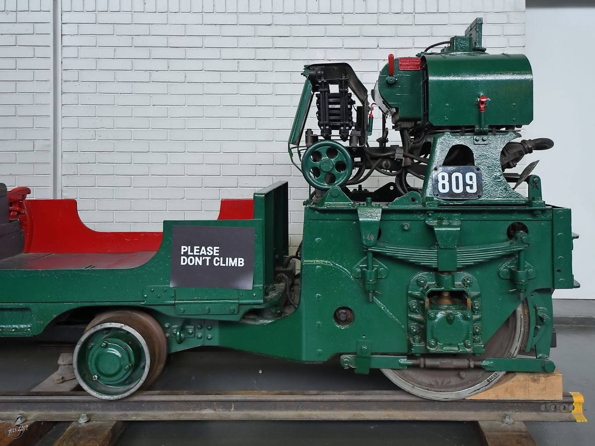 Dies ist der motorisierte Teil des 1930 gebauten und elektrisch betriebenen Untergrundzuges No. 805 der Britischen Posteisenbahn. Auf 610 mm Spurweiten wurden von 1928 bis Ende Mai 2003 in London fahrerlos Post befördert. (National Railway Museum York, Mai 2019)