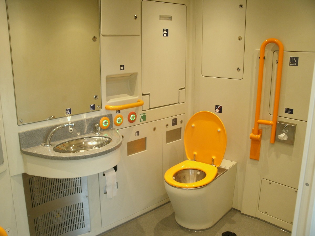 Dies ist nicht mein heimatliches Badezimmer,so sieht das WC in einem Talent 2 aus.Aufgenommen am 12.Oktober 2013 im 442 338 in Stralsund.