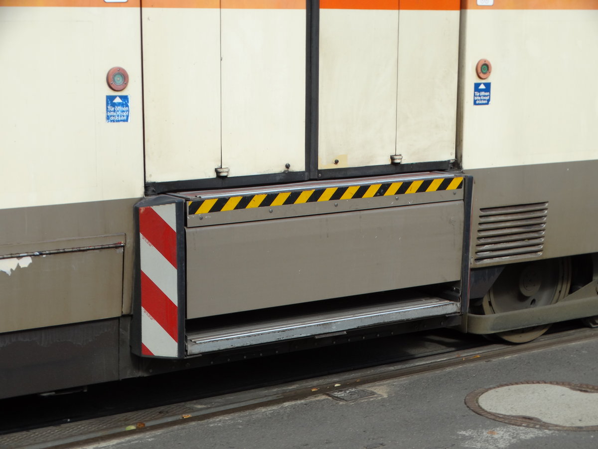 Dies sind die Ein-und Ausstiegs Treppen des VGF Düwag Ptb Wagen 710. Sie sind Ein und Aufklappbar und werden unter U-Bahn Freunden auch Blumenkasten genant. Hier am 05.10.16 in Frankfurt Eckenheim 